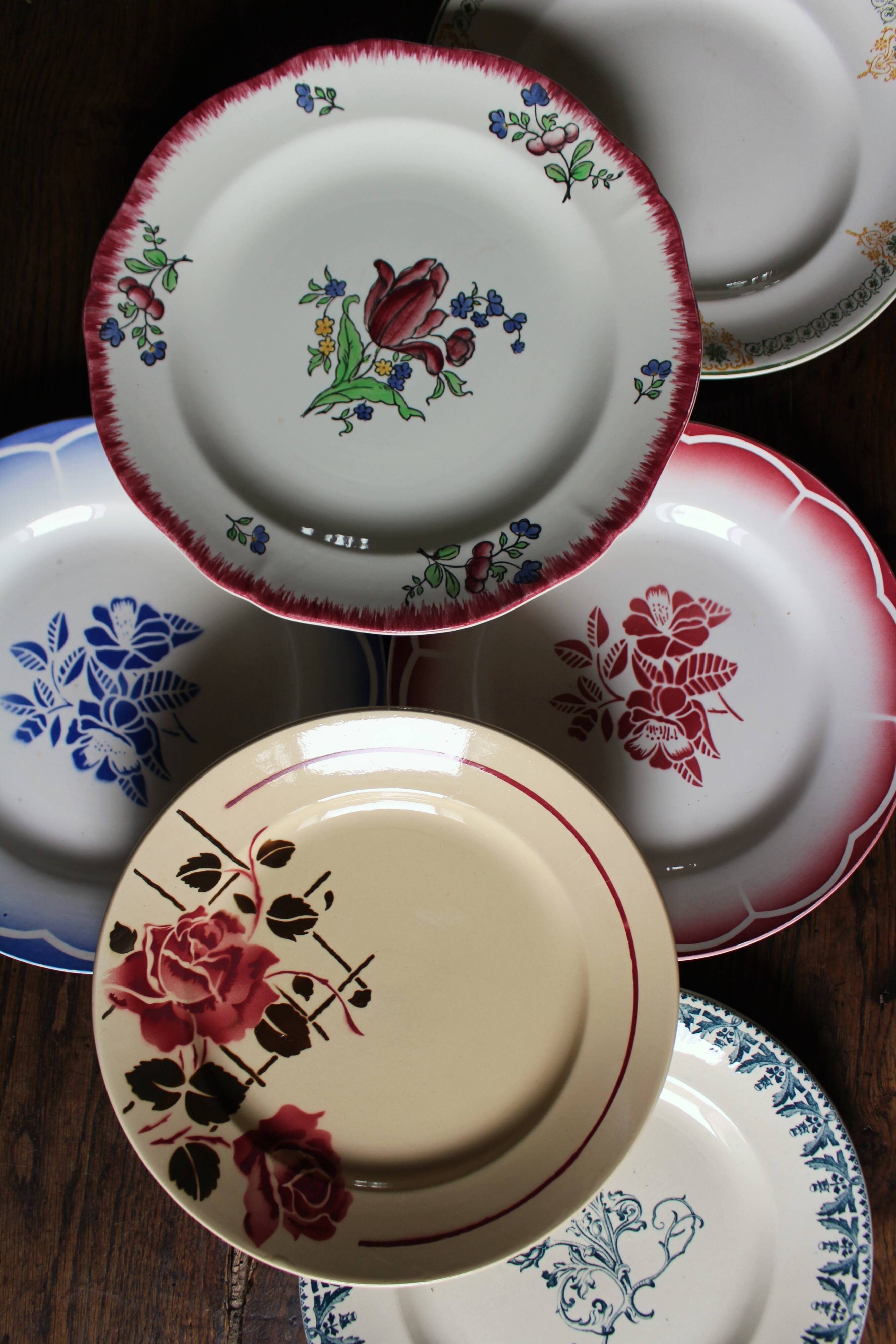 6 mismatched dinner plates