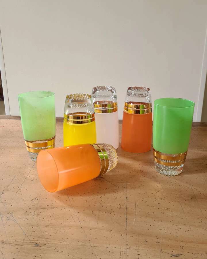 Service 6 glasses to orangeade 50s