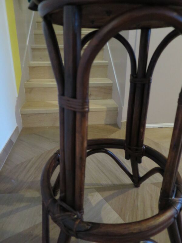 Lot  de 2 tabourets / chaises de bar pivotants -bois-cannage-rotin-années 80