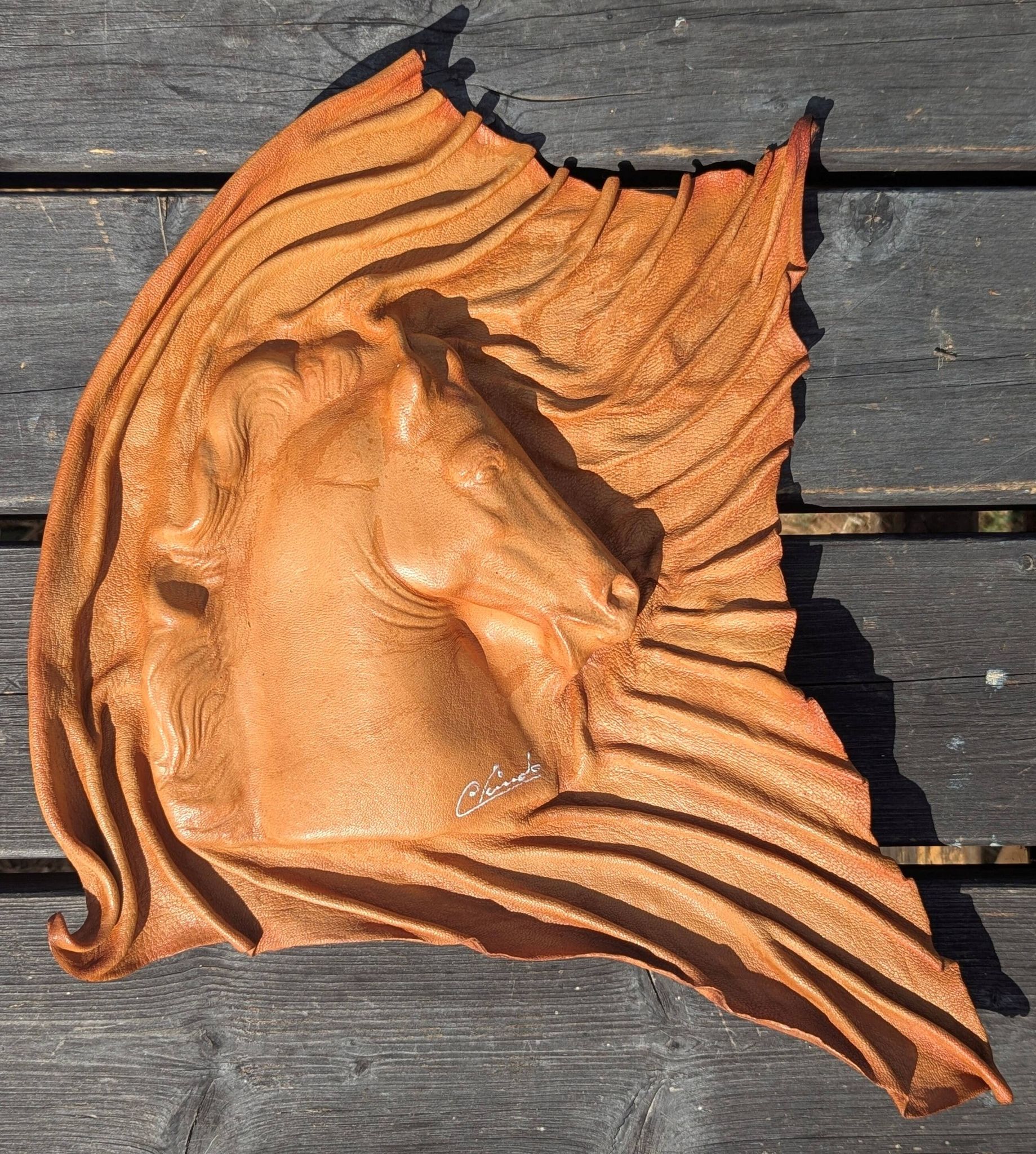 Bas-relief cuir moulé repoussé Tête de cheval 1980's Artisan maroquinier