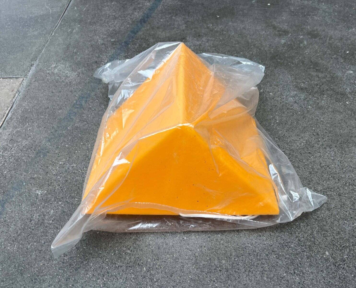 Lampe de sol ou de table en forme de prisme orange postmoderne de Heico, années 1980.