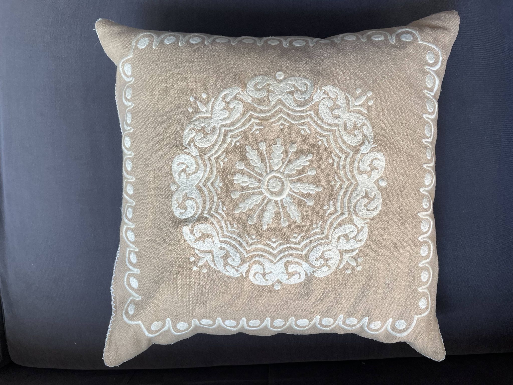 Coussin Pierre Frey Paris 40x40 laine brodée – garnissage plumes