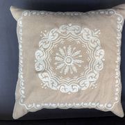 Coussin Pierre Frey Paris 40x40 laine brodée – garnissage plumes