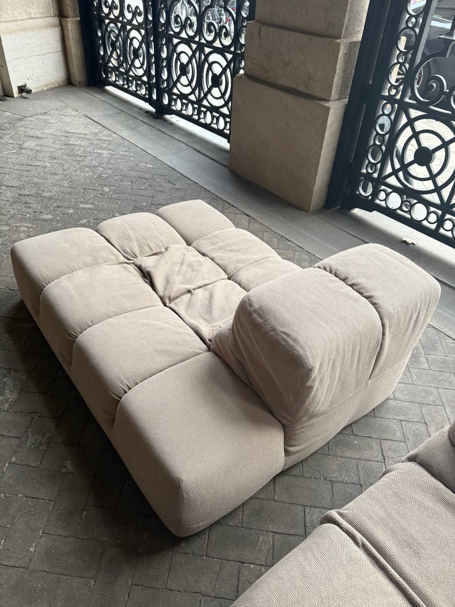 Tufty-Time sofa with chaise longue - beige