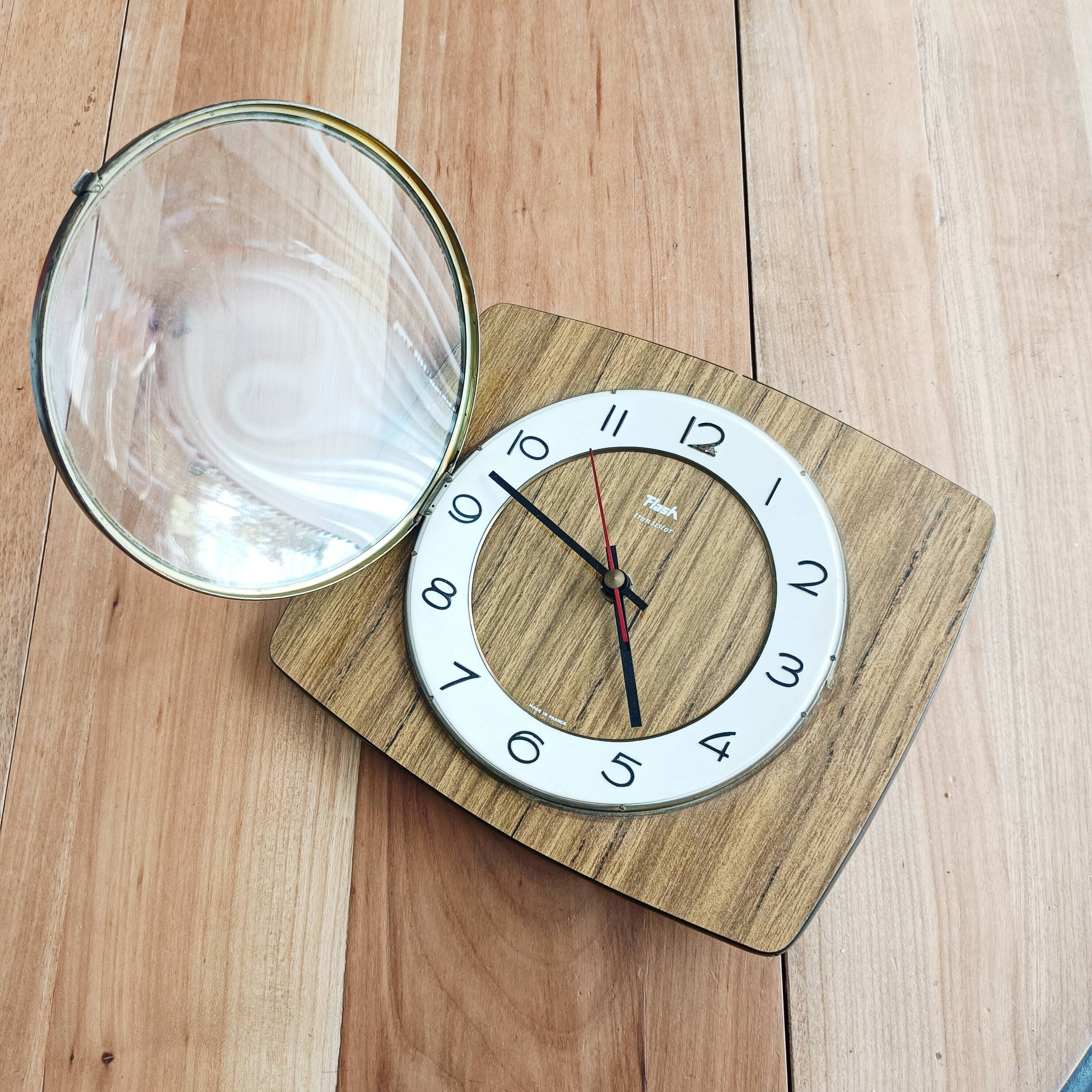 Flash clock transistor in formica