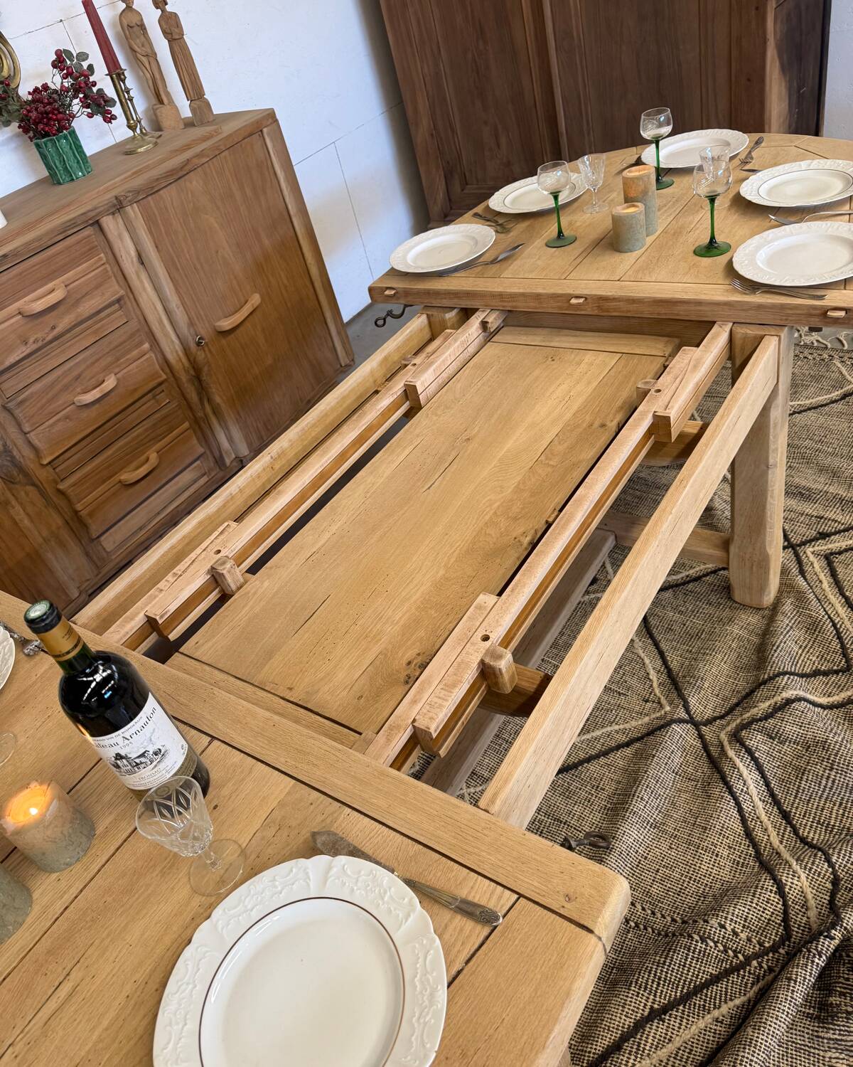 Extendable farmhouse table in solid oak