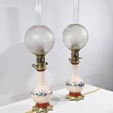 Paire de lampes à pétrole en porcelaine électrifiées, fin XIXème