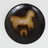 Assiette décorative en grès motif cheval, fer à cheval. Années 60