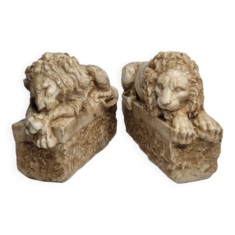 Paire de lions en marbre reconstitué d’après Antonio Canova, 30 cm