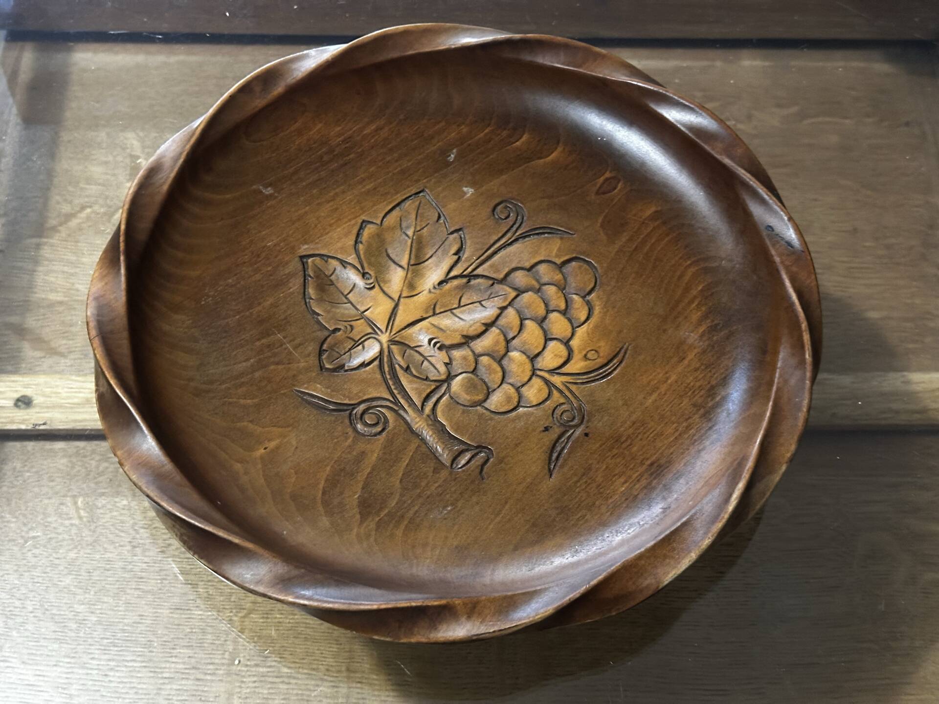 Corbeille en bois sculpté à décor de grappes de raisins – Années 60