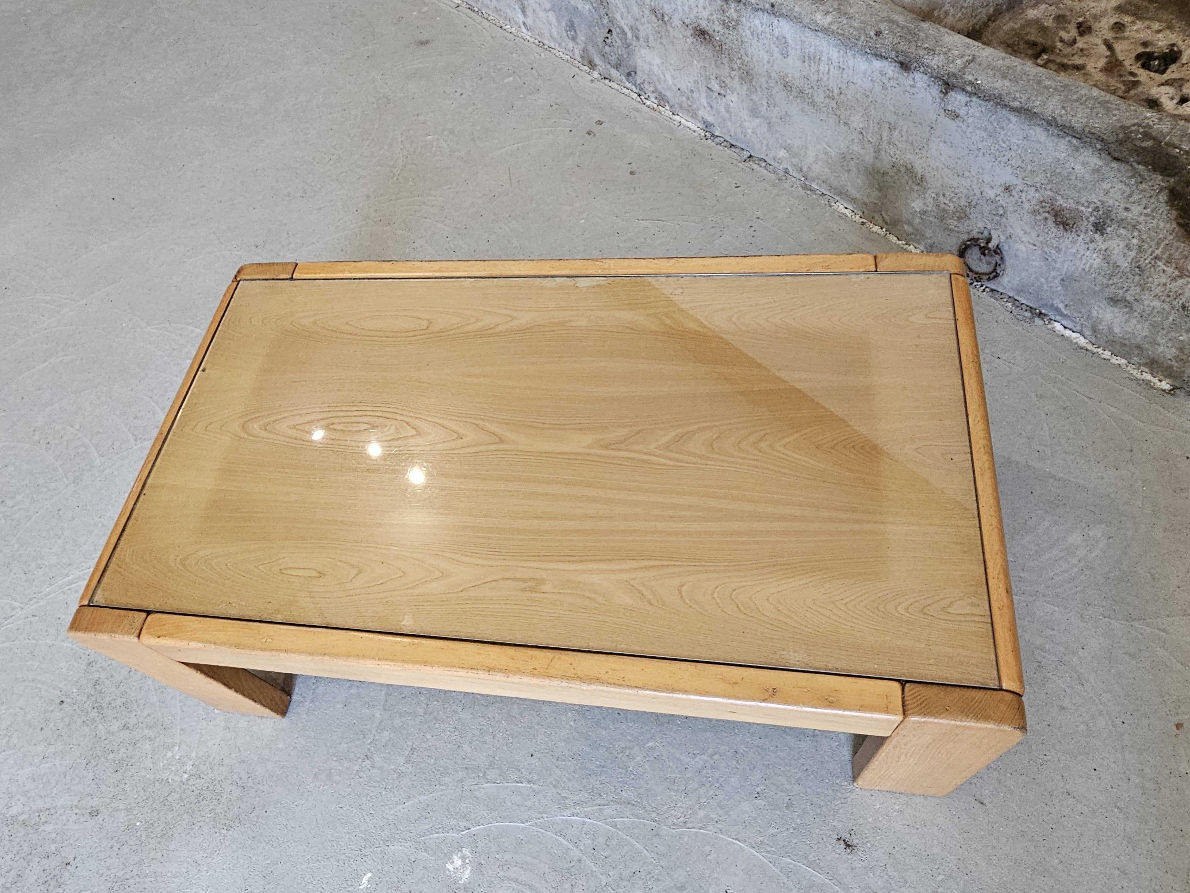 Designer coffee table 1970-1980 in kois elm and glass