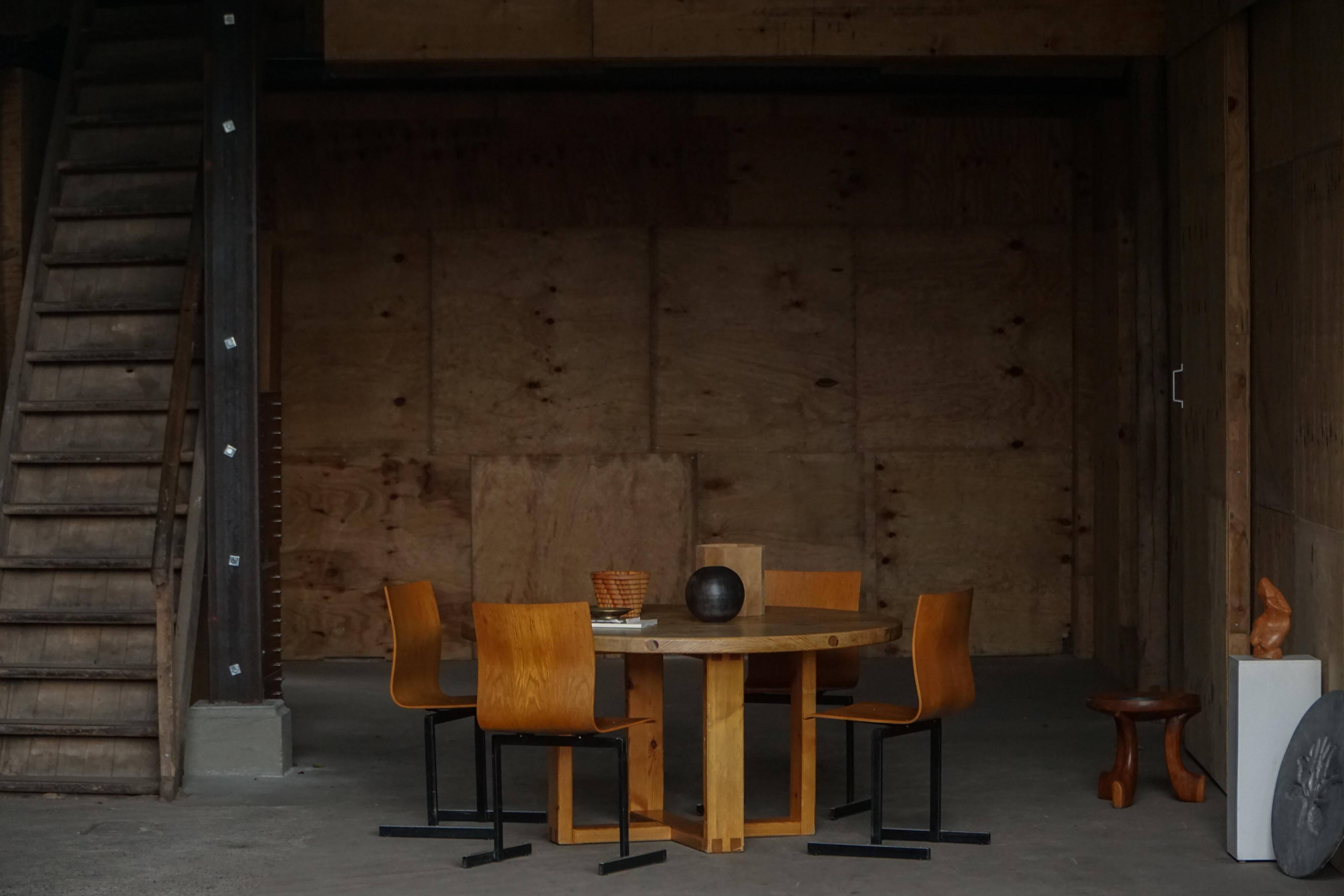 Round table in pine by Roland Wilhelmsson, mid-20th century.