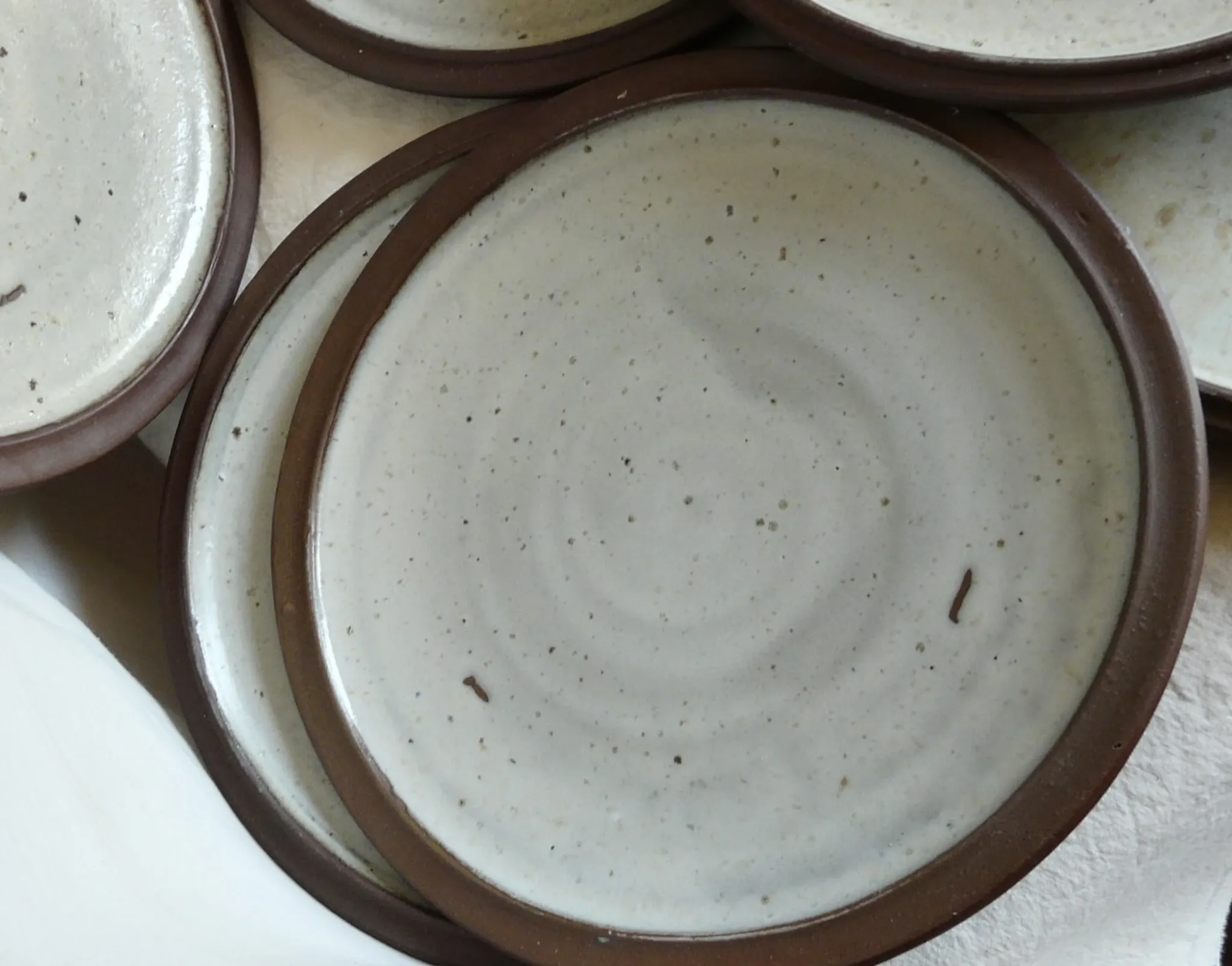 Service of 6 plates and a vintage pyrite stoneware dish from the 1970s-80s.