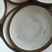 Service of 6 plates and a vintage pyrite stoneware dish from the 1970s-80s.