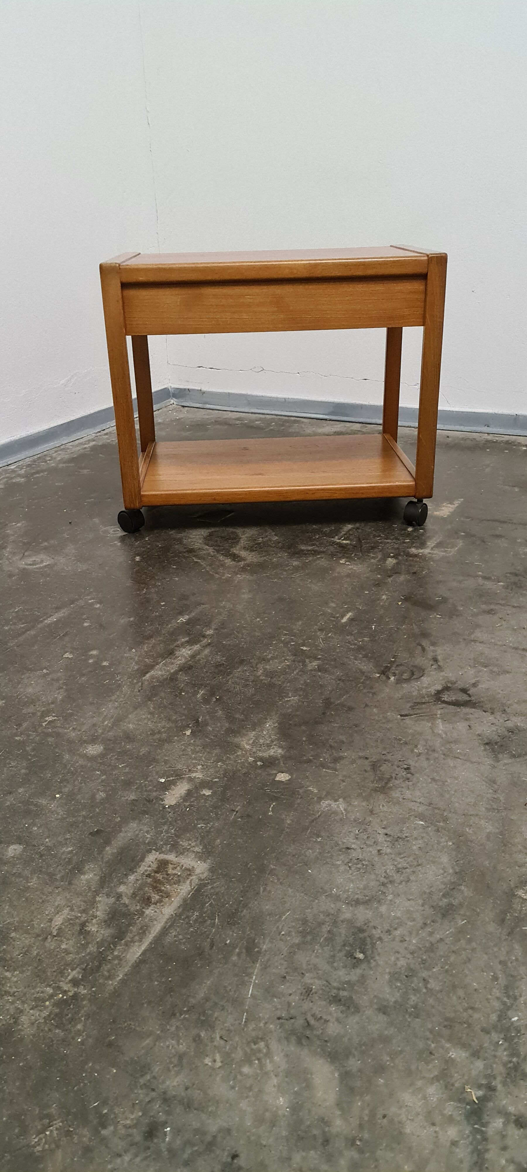 Table d’extrémité en teck vintage ou chariot tv
