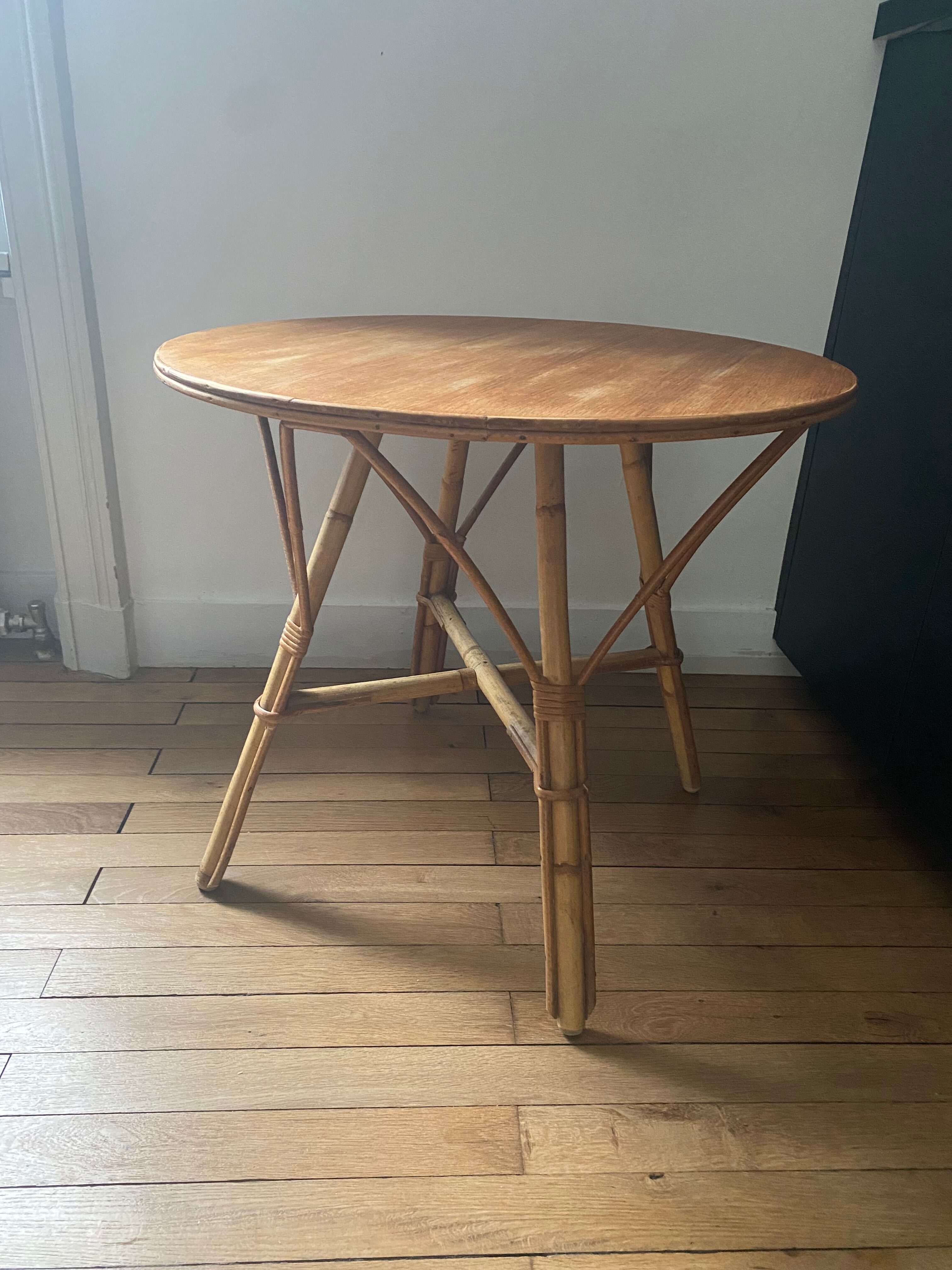 Round coffee table, in rattan and wood