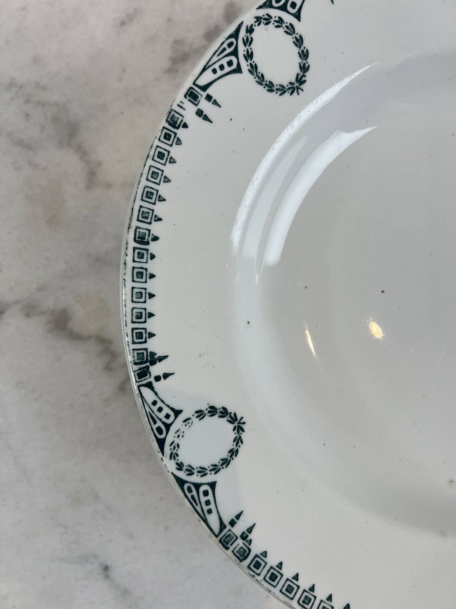 Set of 7 deep plates in earthenware, decorated with a green frieze.
