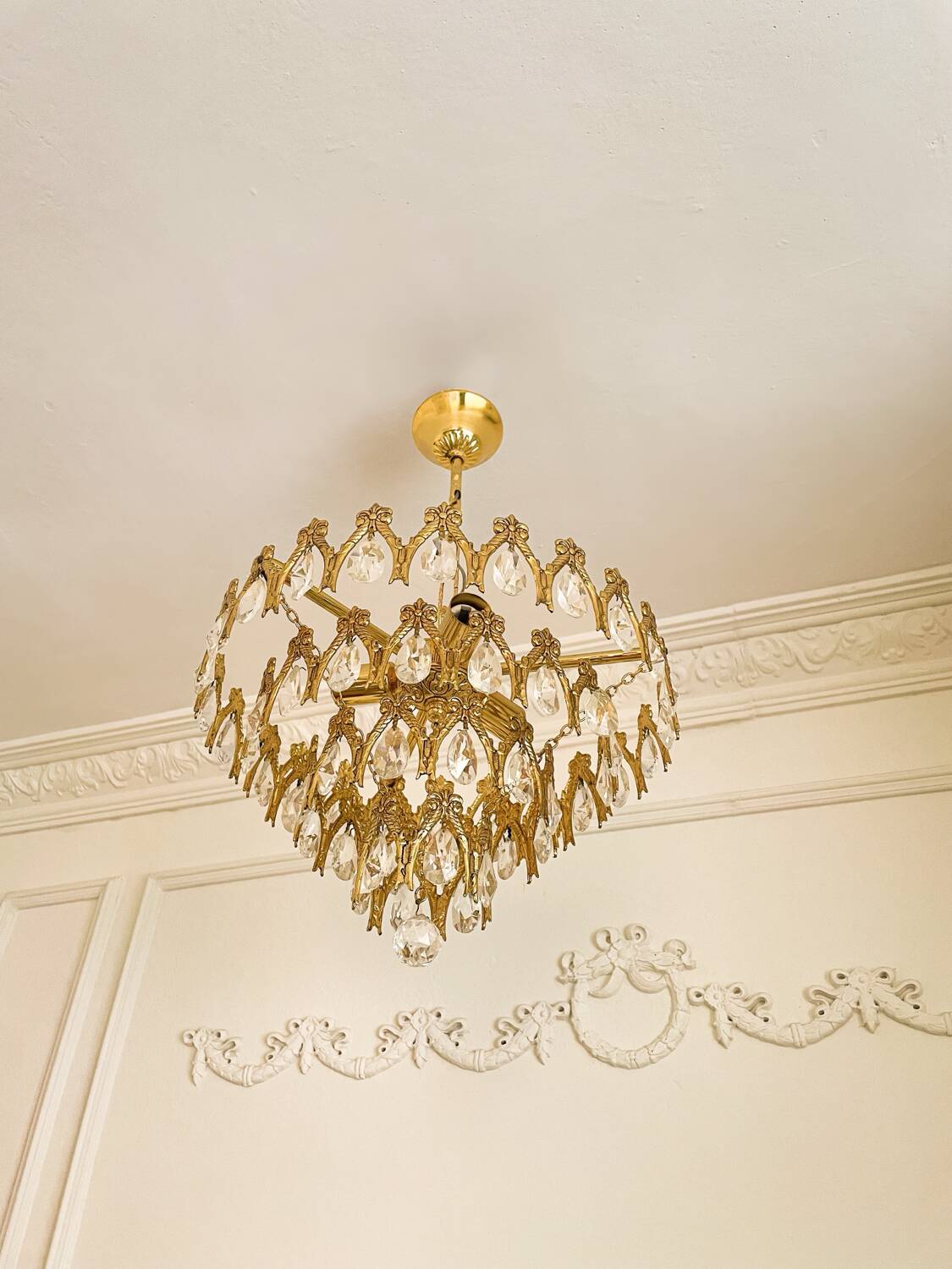 Lustre vintage en laiton doré avec des pampilles en cristal.