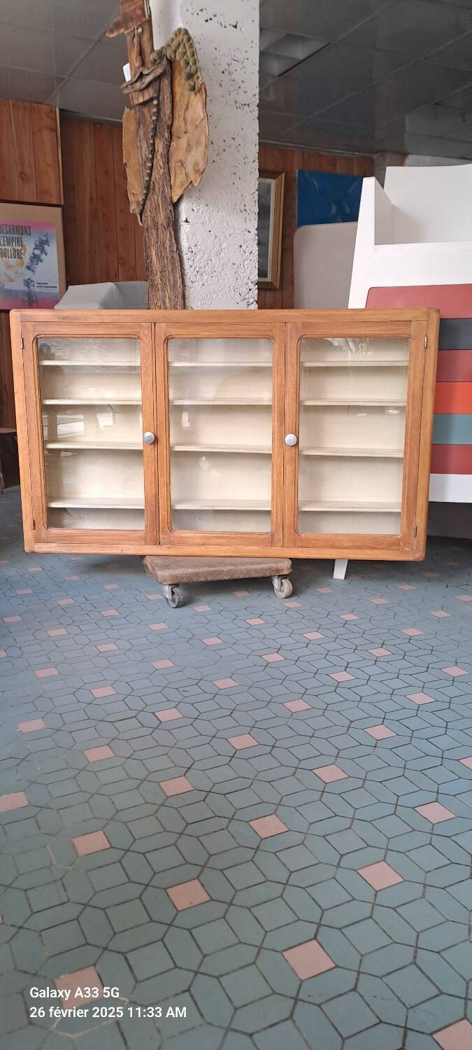 Wall display cabinet shelf