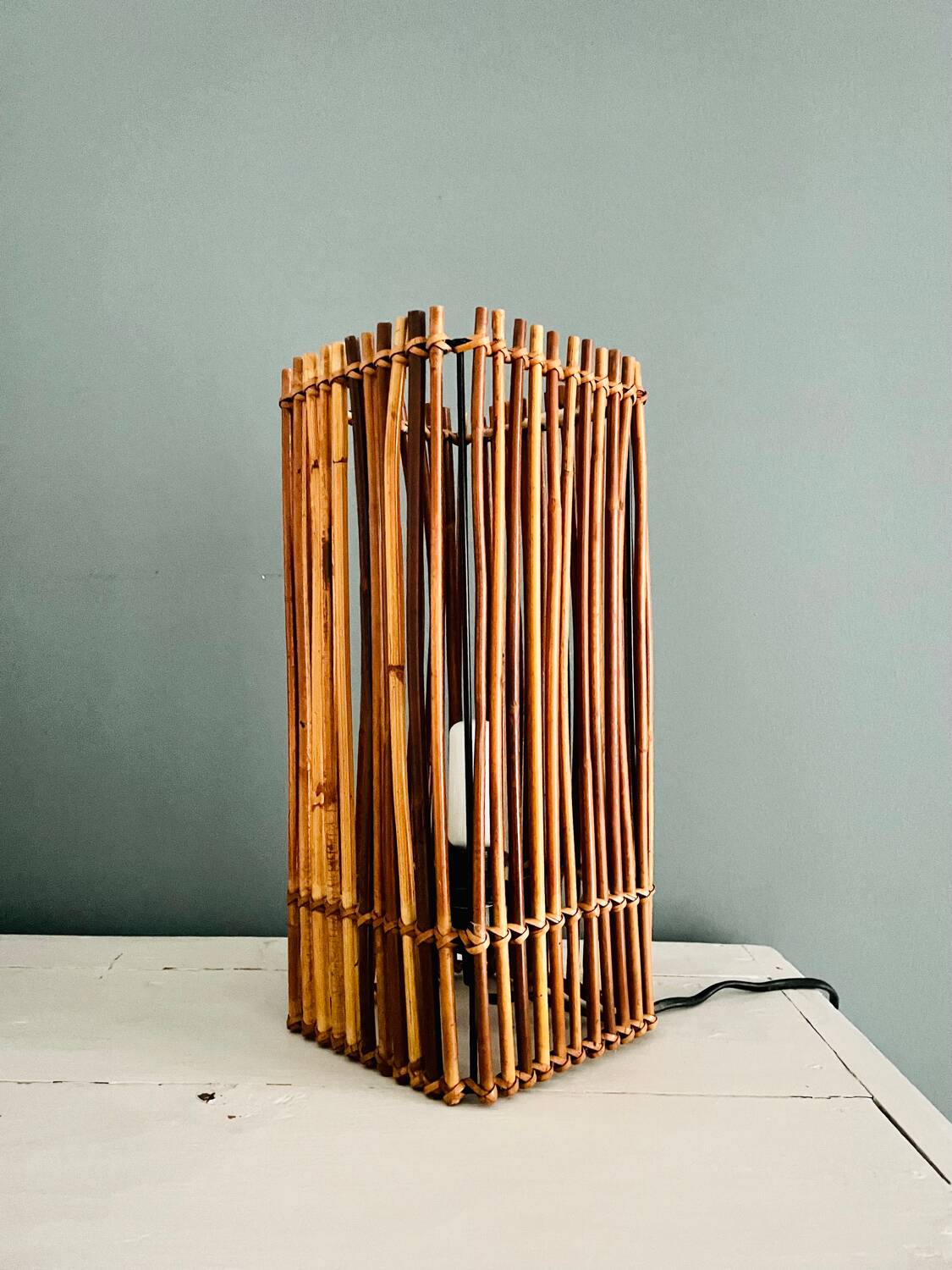 Lampe cube en bois et osier vintage