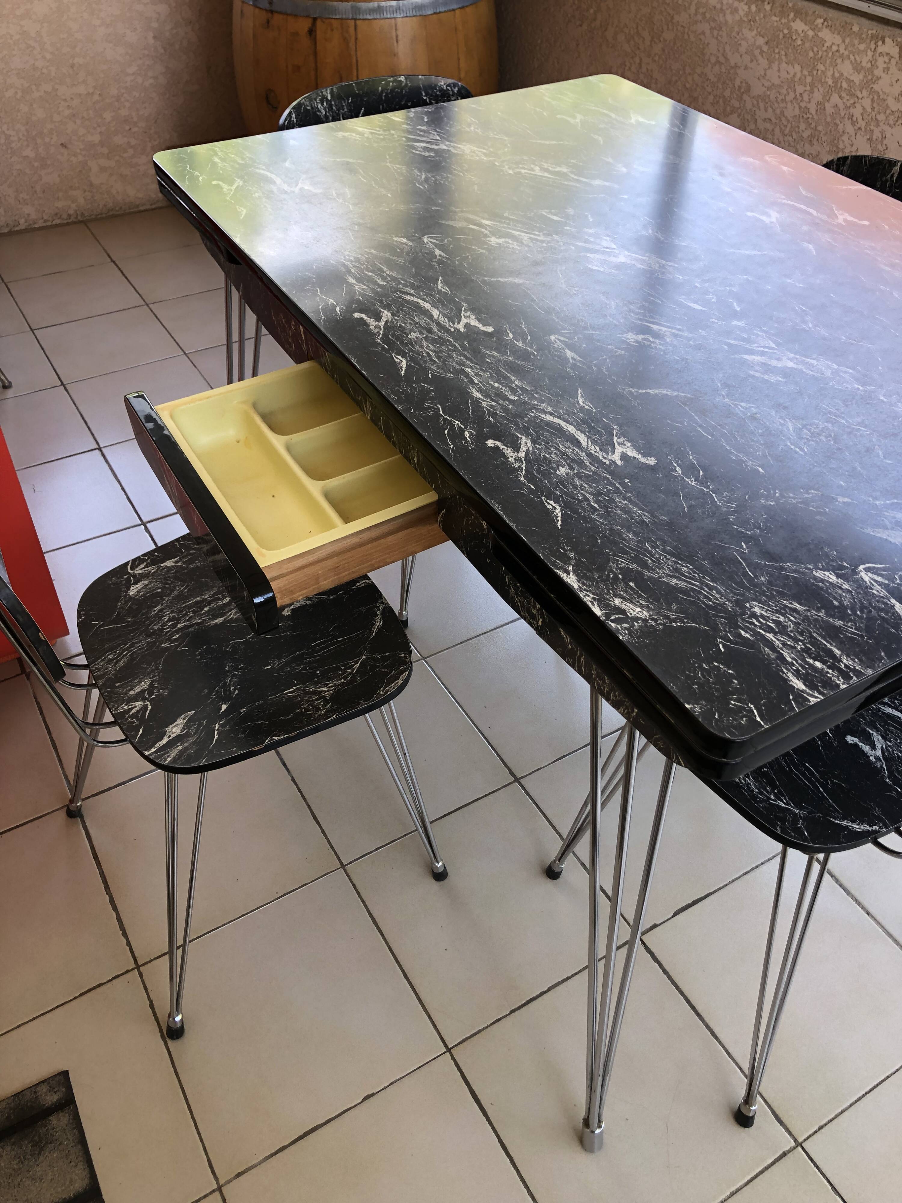 Ensemble table et 4 chaises Formica effet marbre
