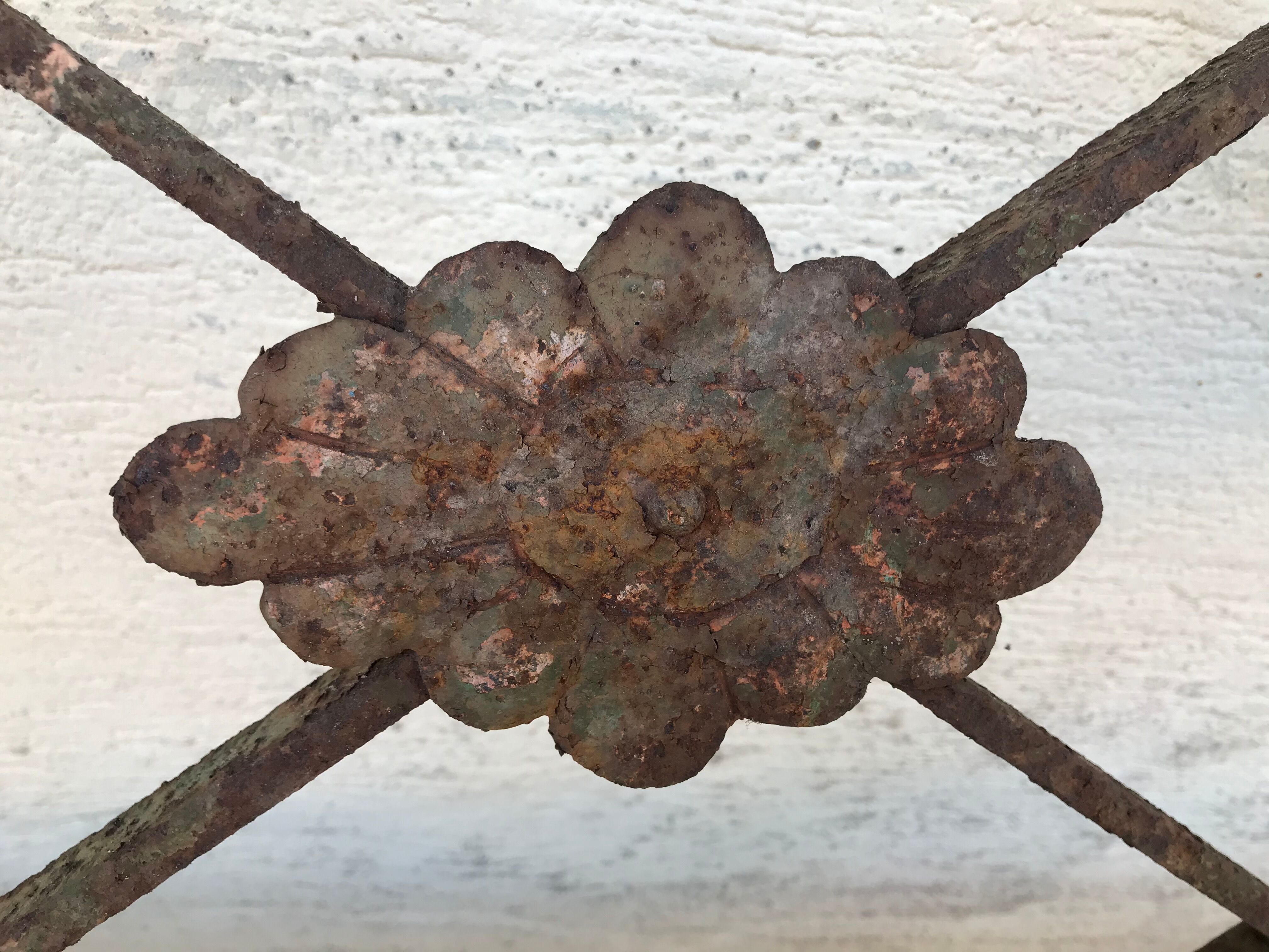 Grille ovale décorative en fer forgé début XXème
