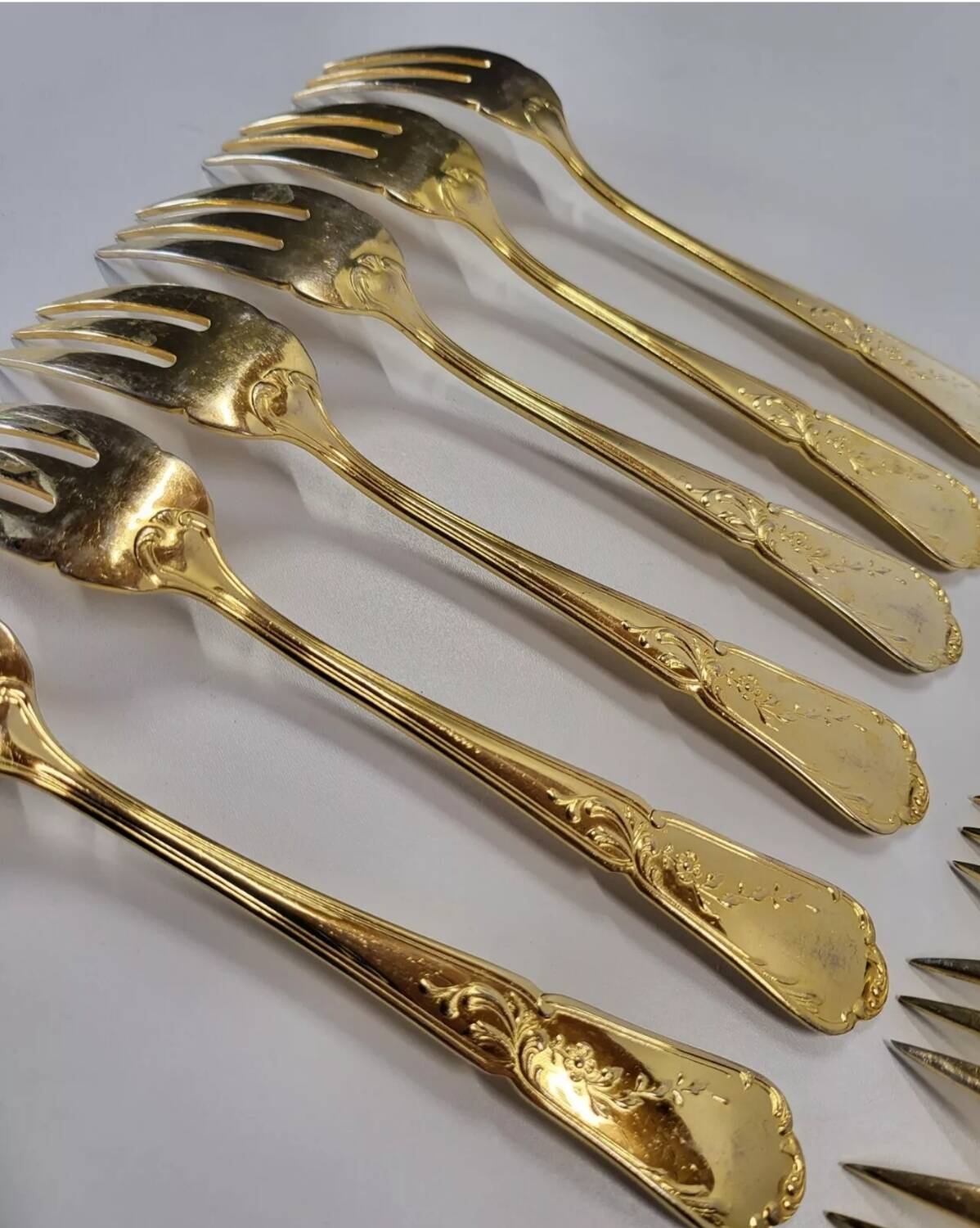 Gold metal fish cutlery, knives and forks 24 pieces