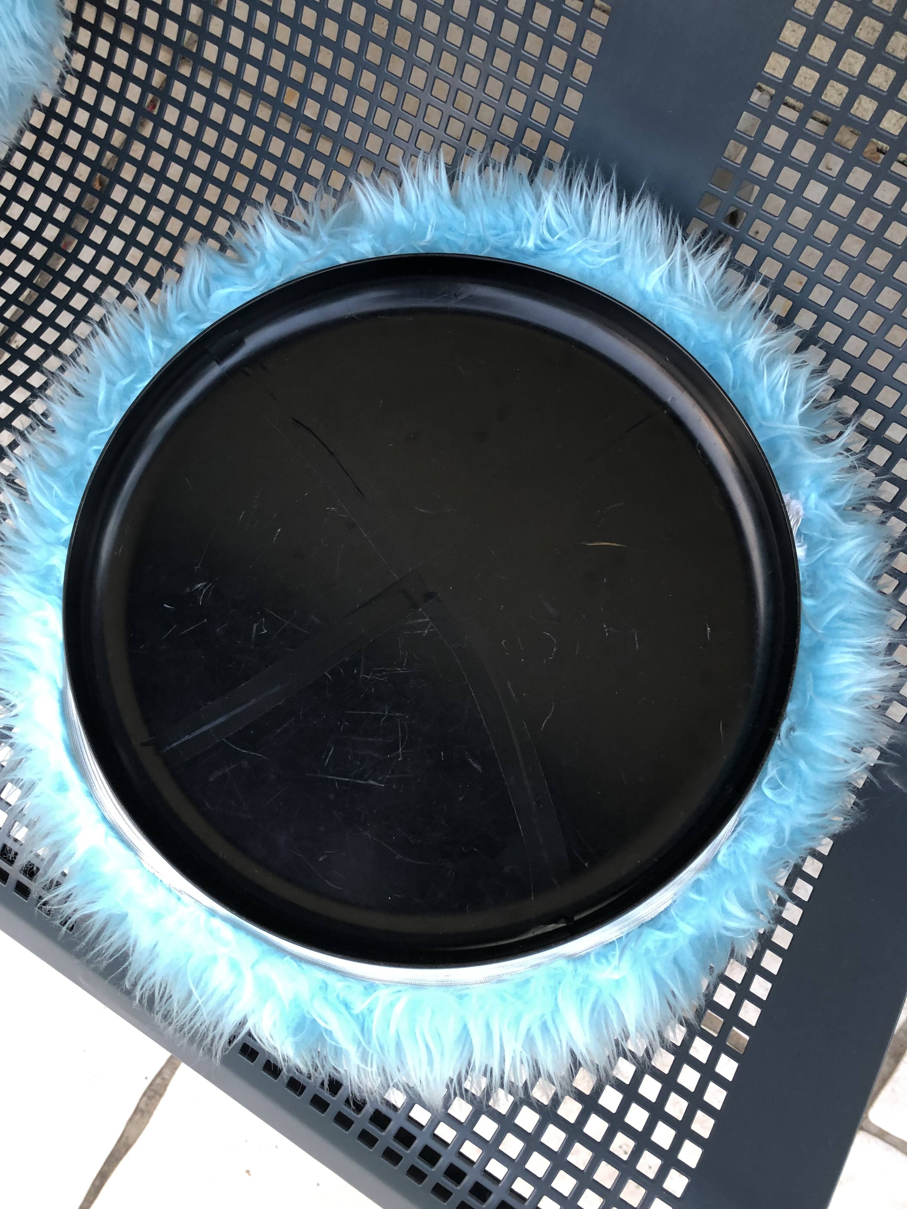 Pouf & vintage toy chest