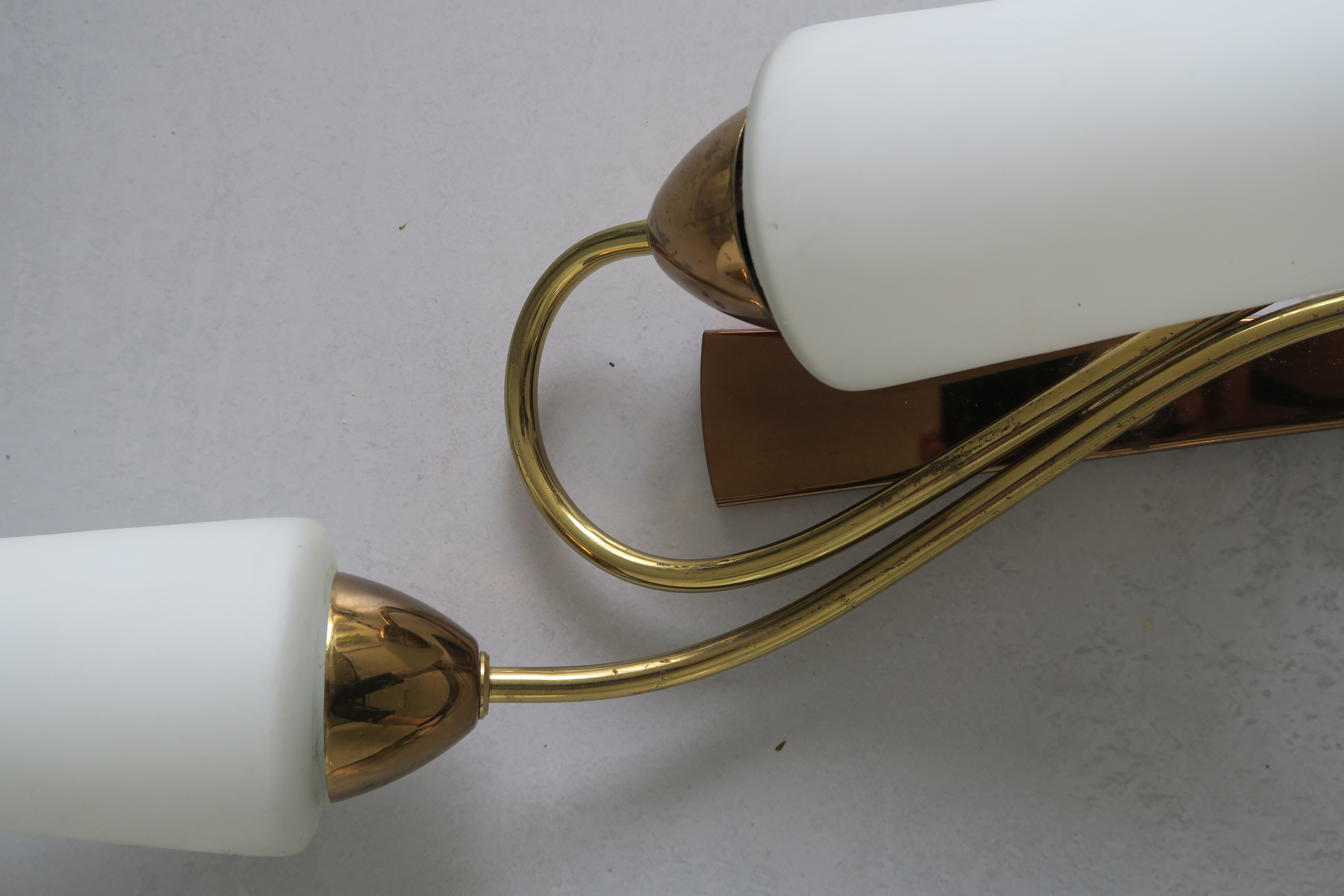 Applique double verre opalin et laiton 2 tons
