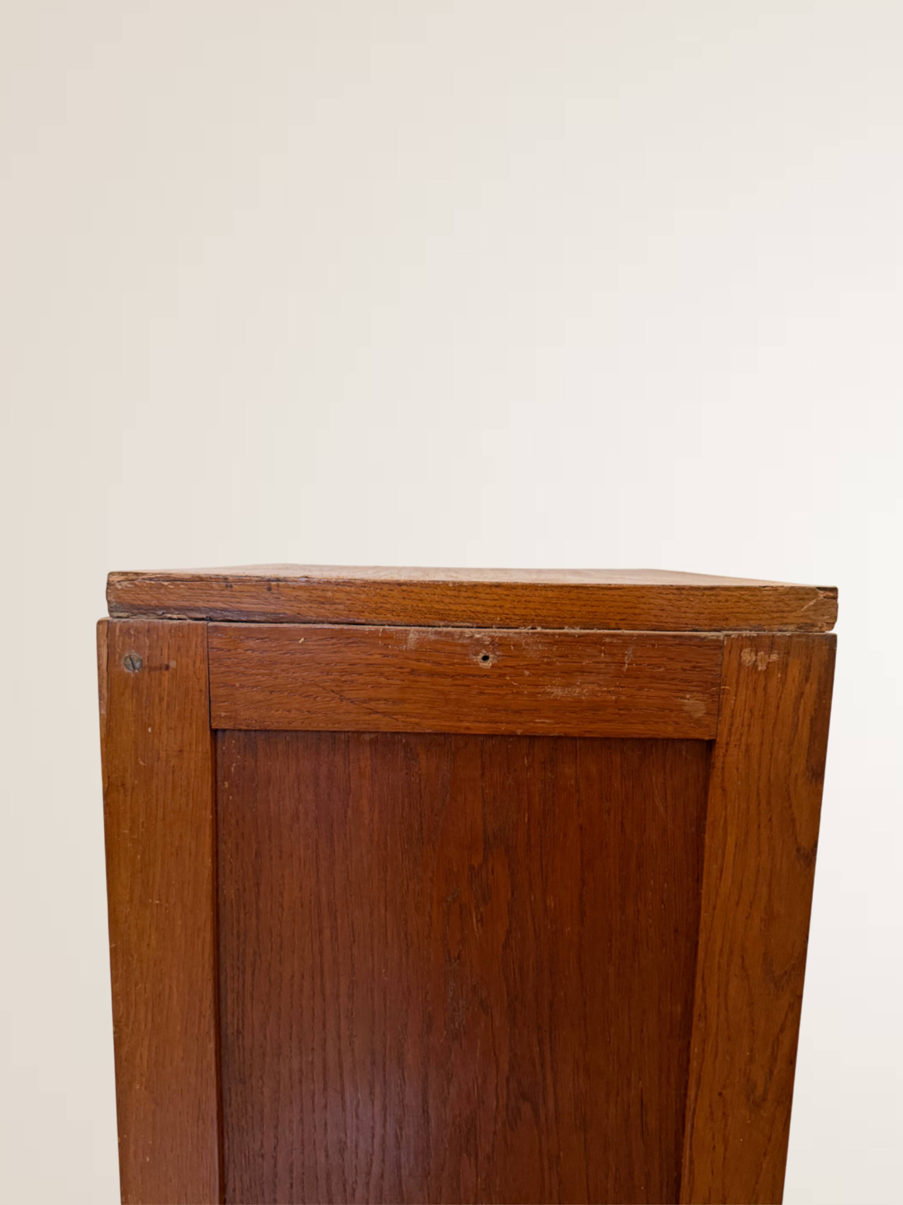 Meuble à rideau bas en bois clair