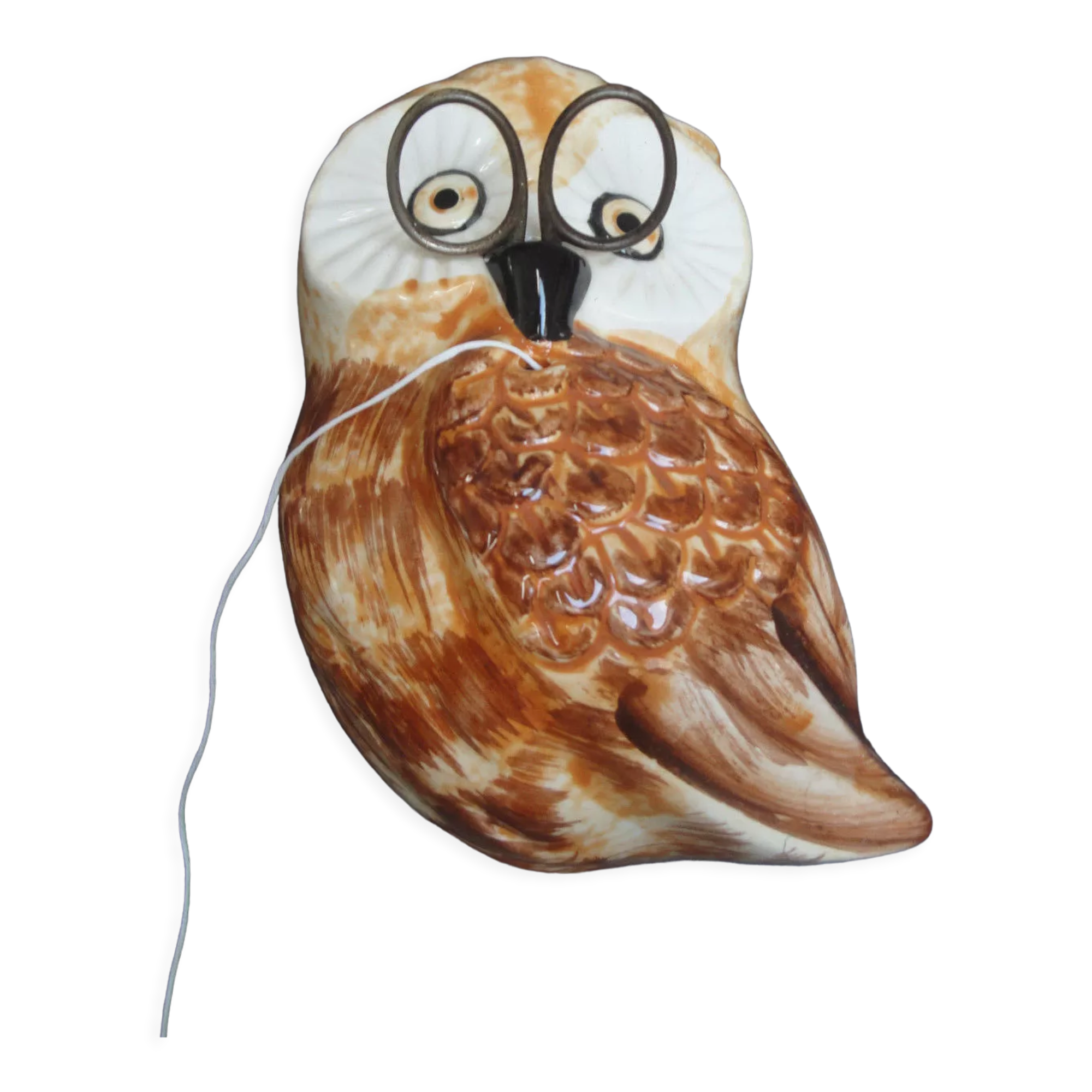 Owl arranges wire or rope