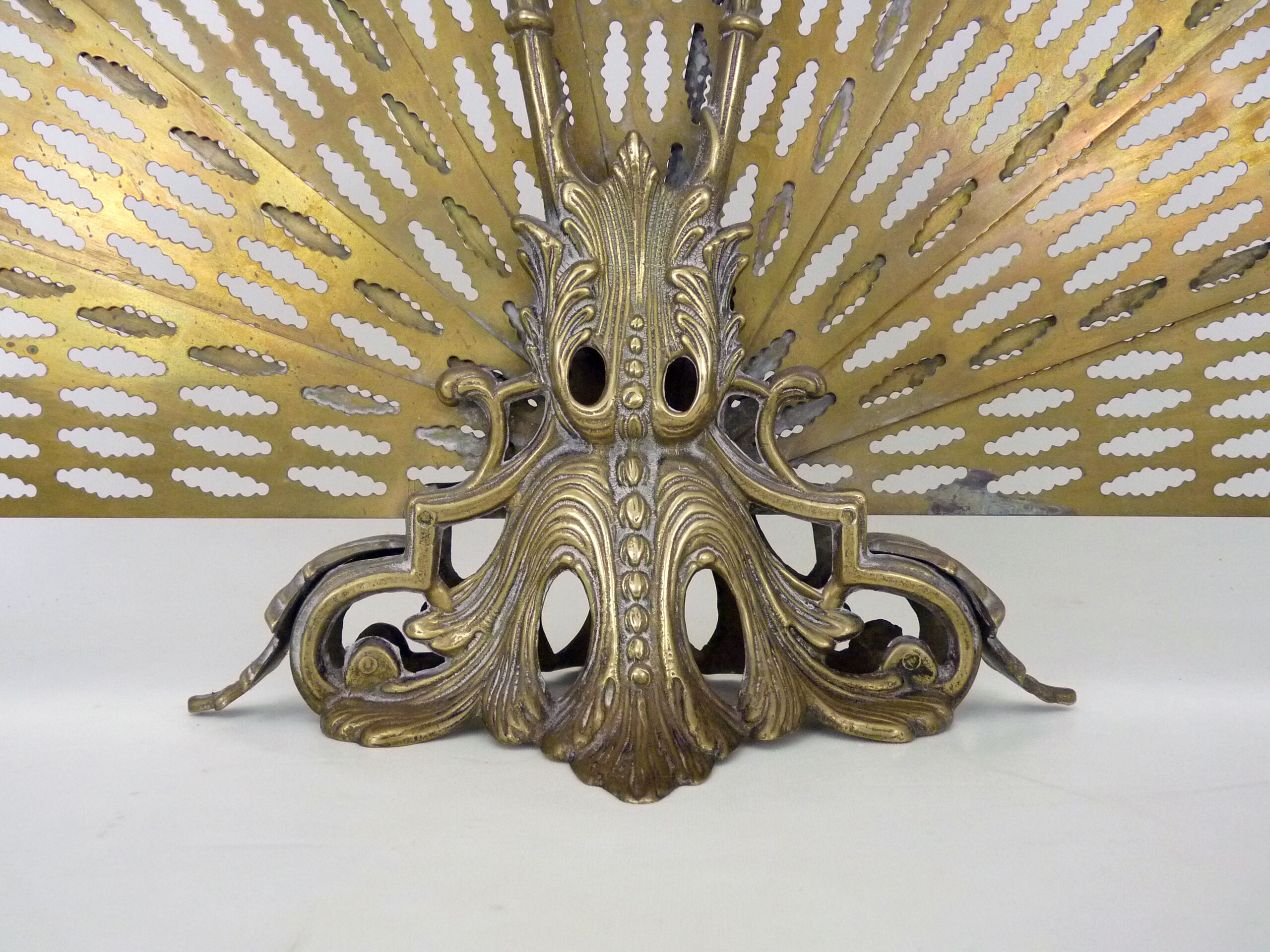 Old chimney fire barrier in fan. Gilded bronze. XIXth