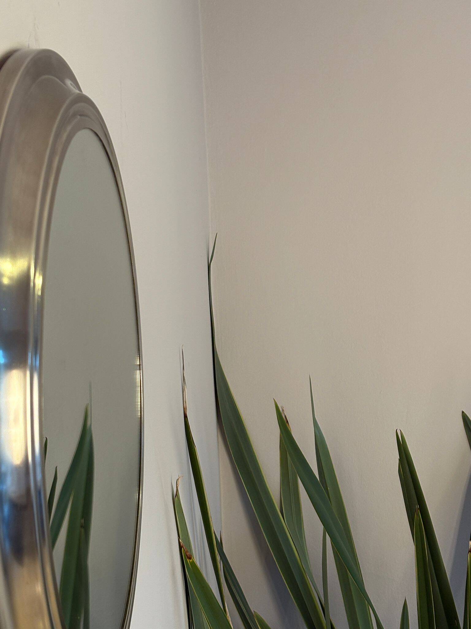 Miroir rond en métal , Italie années 1970