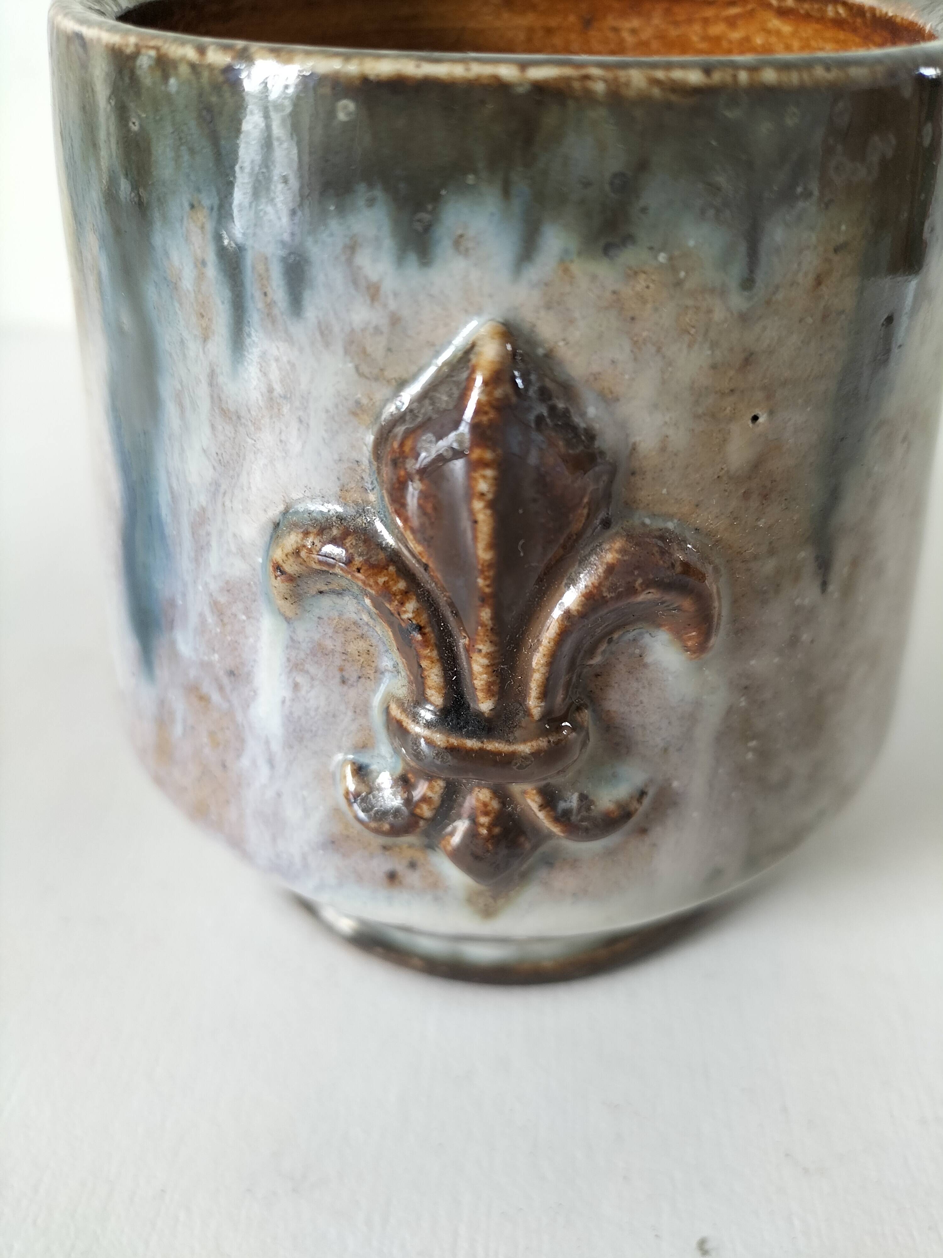 Fleur-de-lis glazed earthenware mug