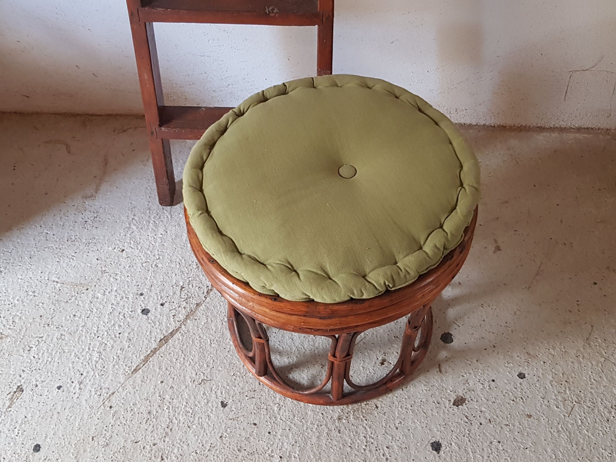 Rattan pouf with cousin
