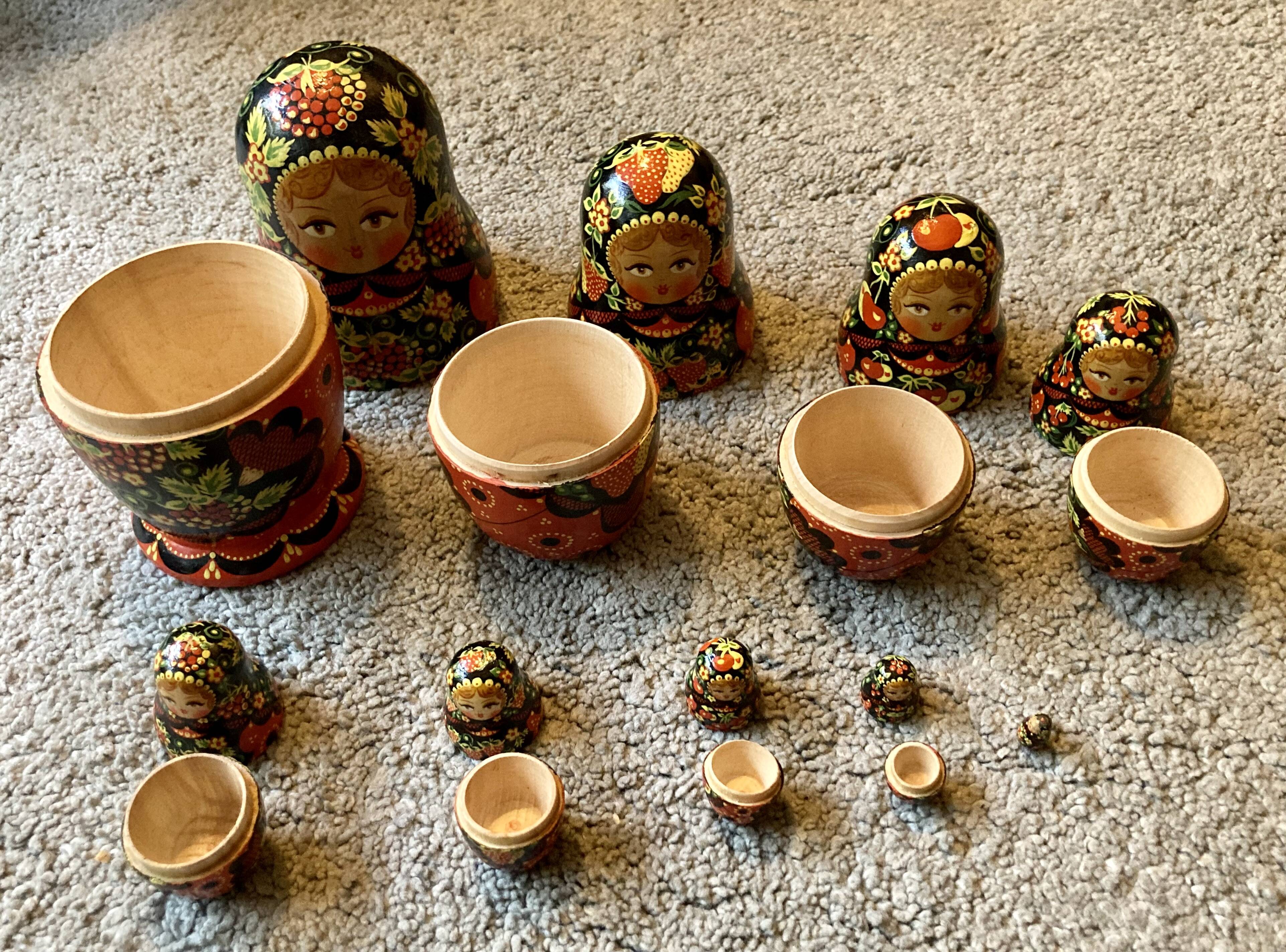 Magnificent family of Russian matryoshkas – 9 dolls – excellent condition