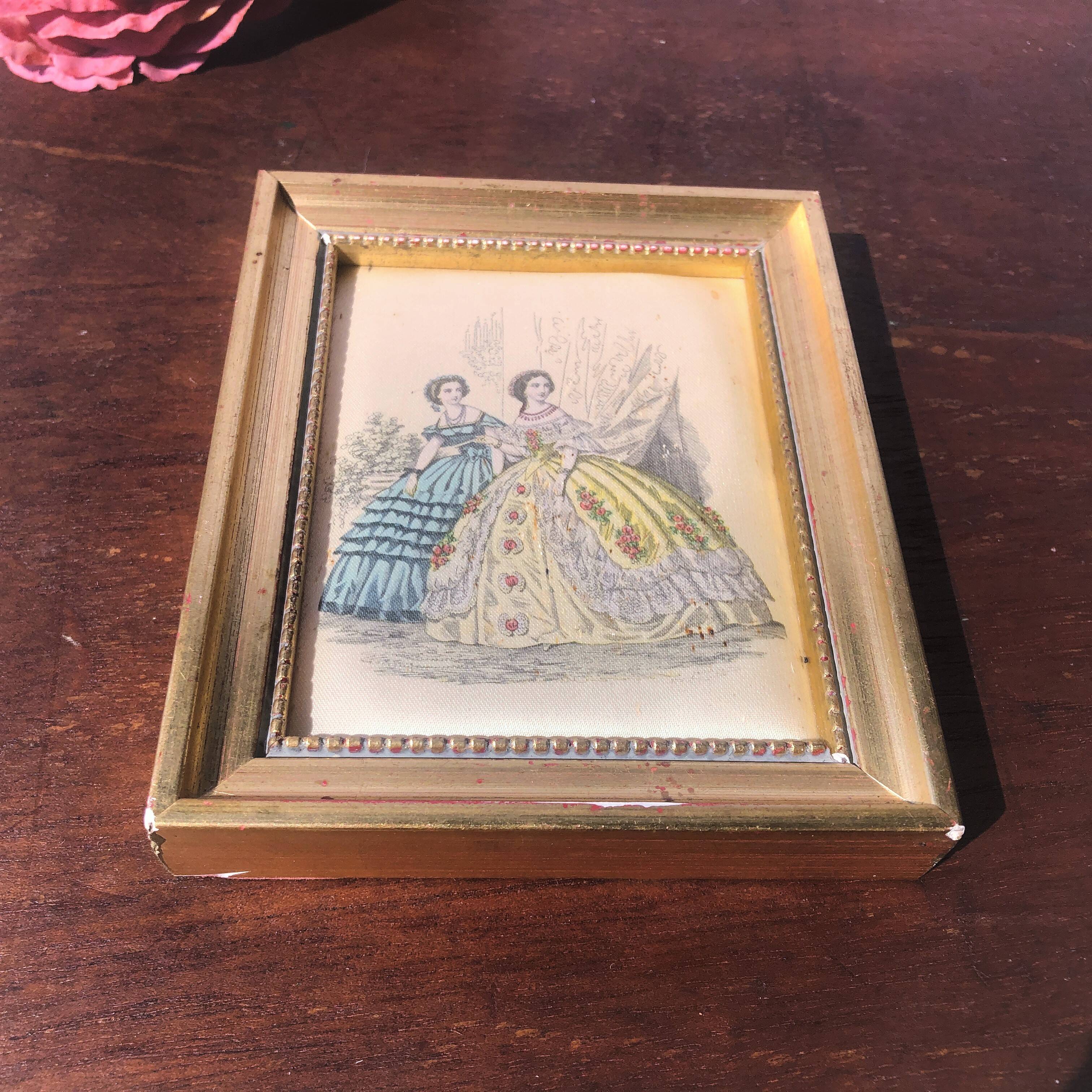 Lot de deux petits cadres portrait de marquises