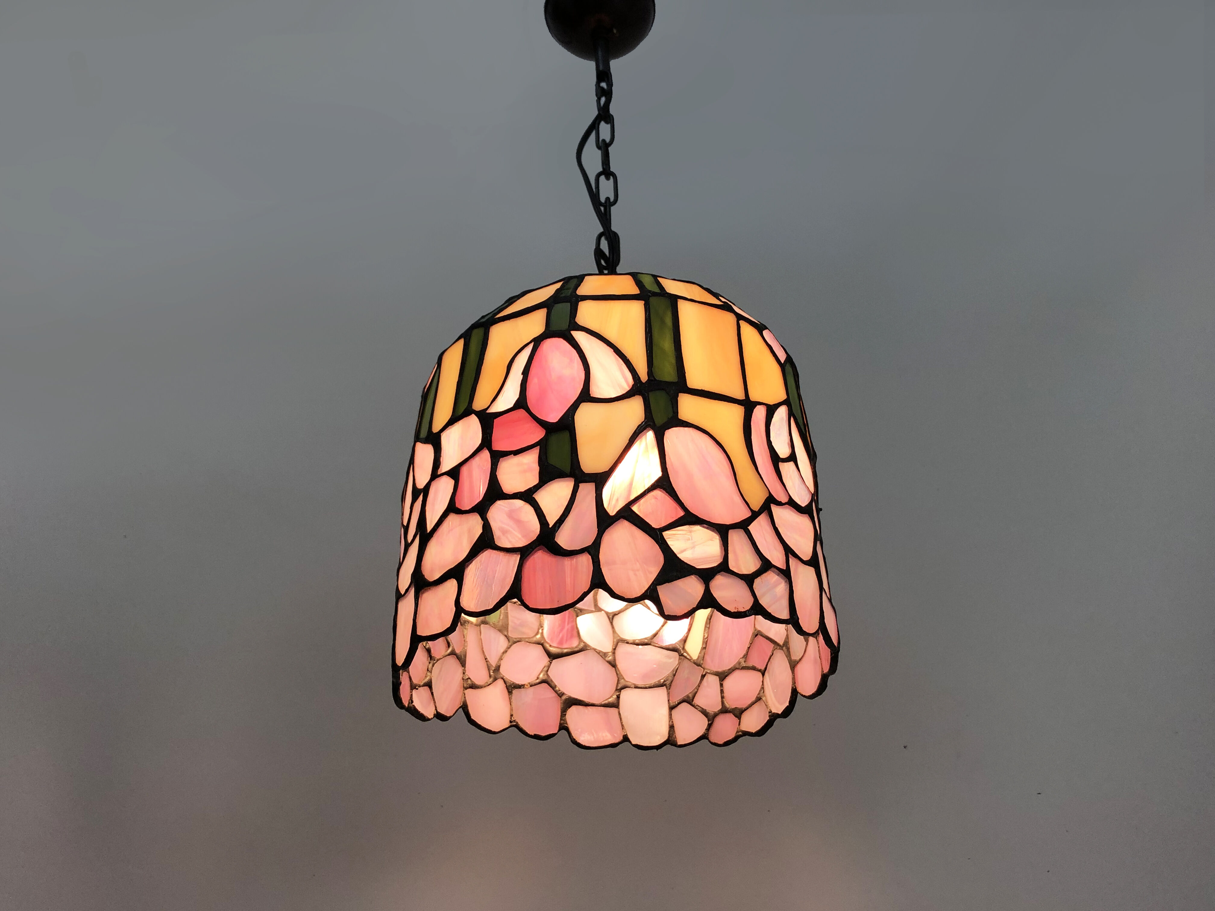 Tiffany pendant lamp in glass paste with floral decoration.