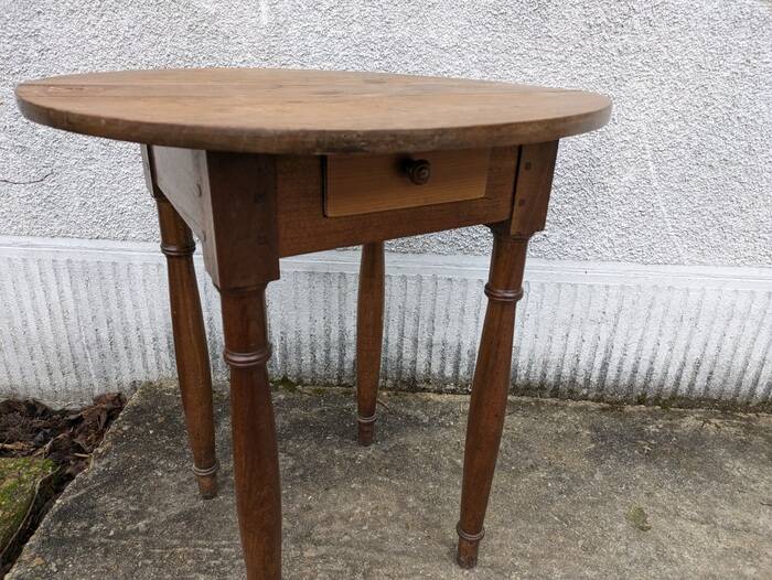 Small round table, pedestal table