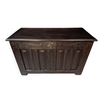 Catalan chest in carved wood, 18th century
