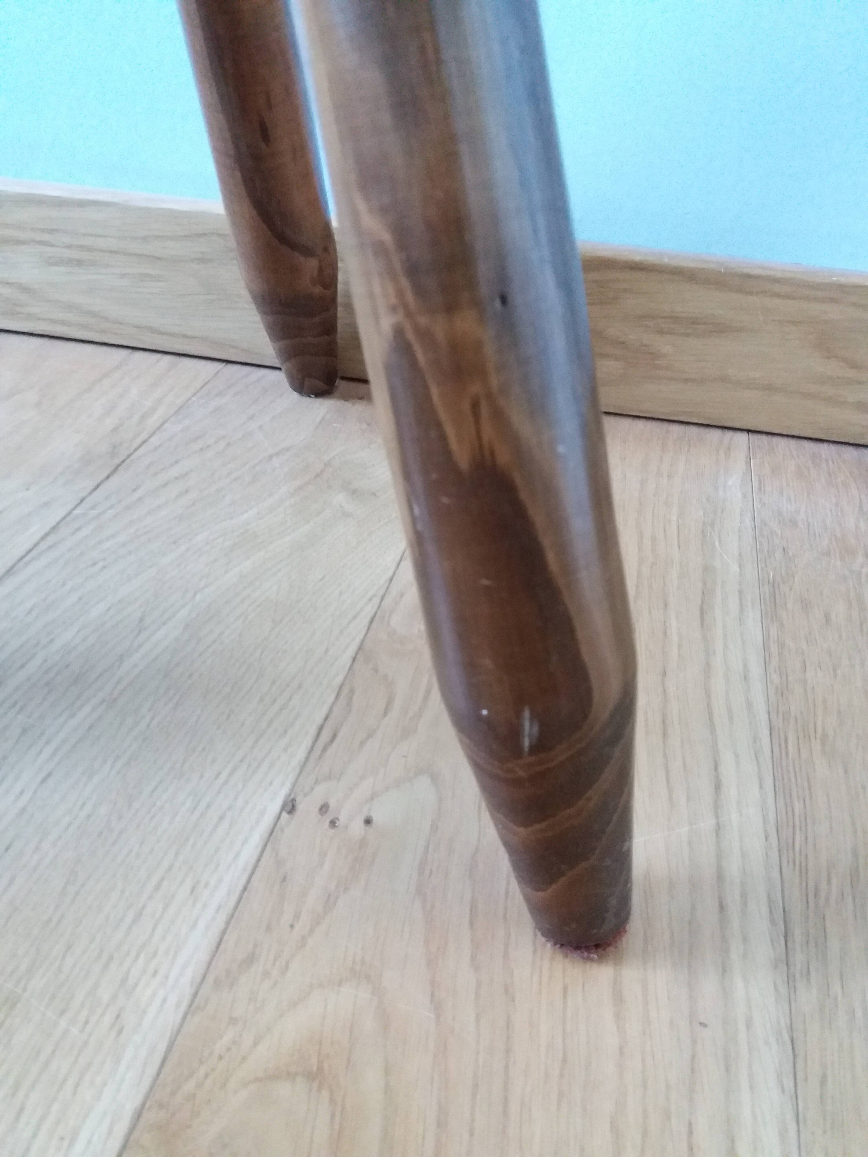 Tabouret tripode pieds crayon