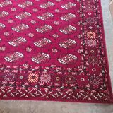 Tapis rouge à motifs