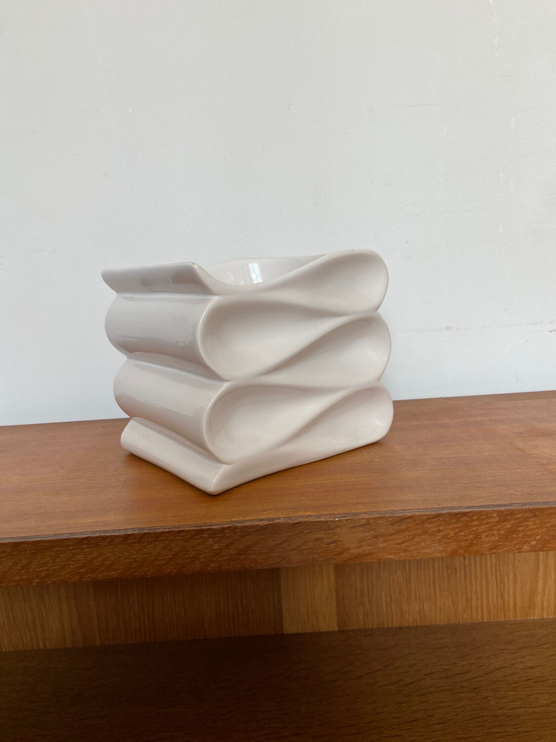 Design pot cover in white ceramic