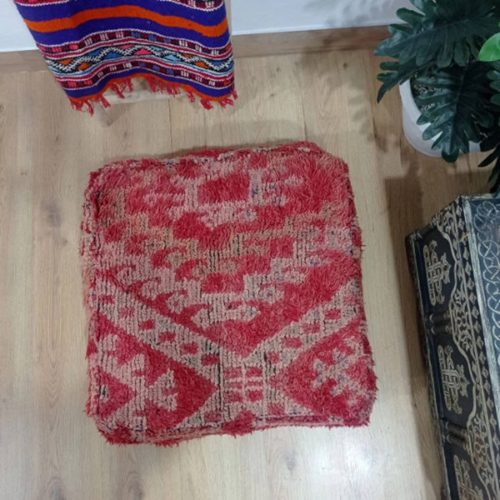 Handmade Berber pouf in wool 60 X 60 X 20 CM