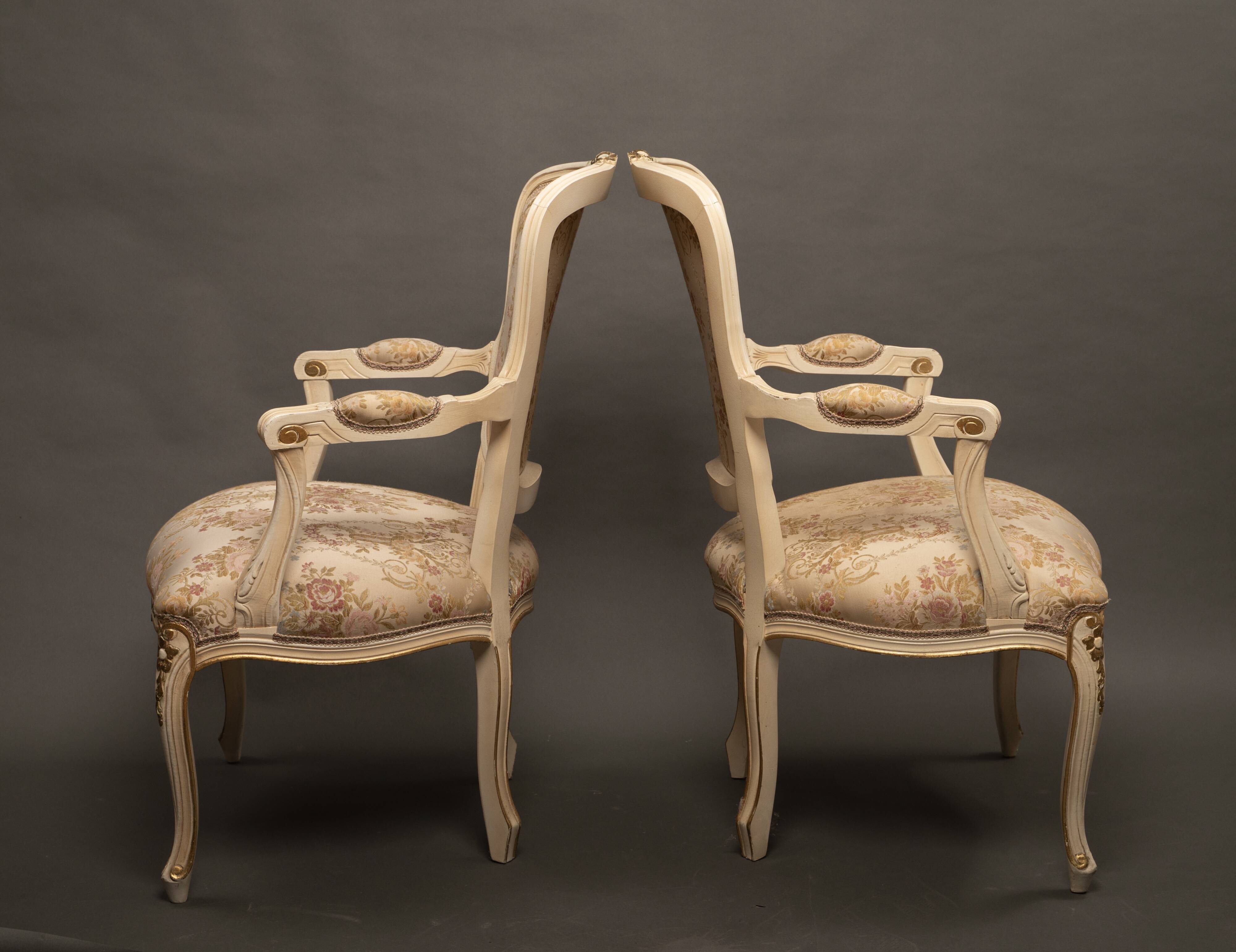 Pair of Louis XV style armchairs – Carved, gilded wood and brocade fabric