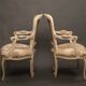 Paire de fauteuils de style Louis XV – Bois sculpté, doré et tissu brocart