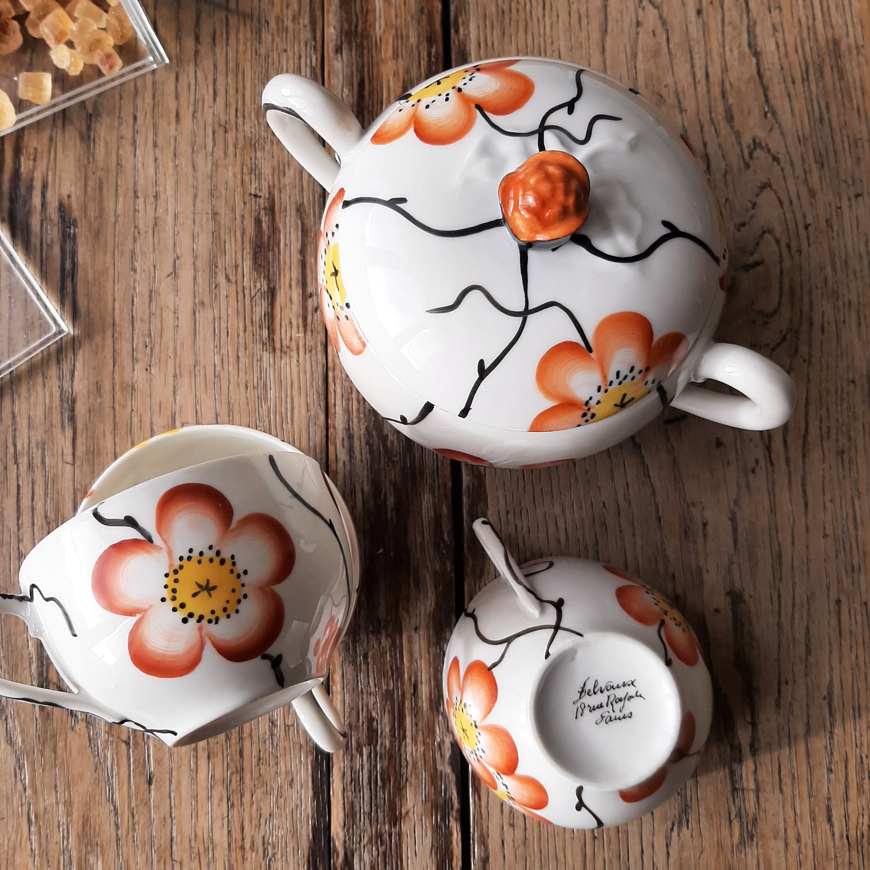 Lot tea cups and flower sugar bowls, Delvaux