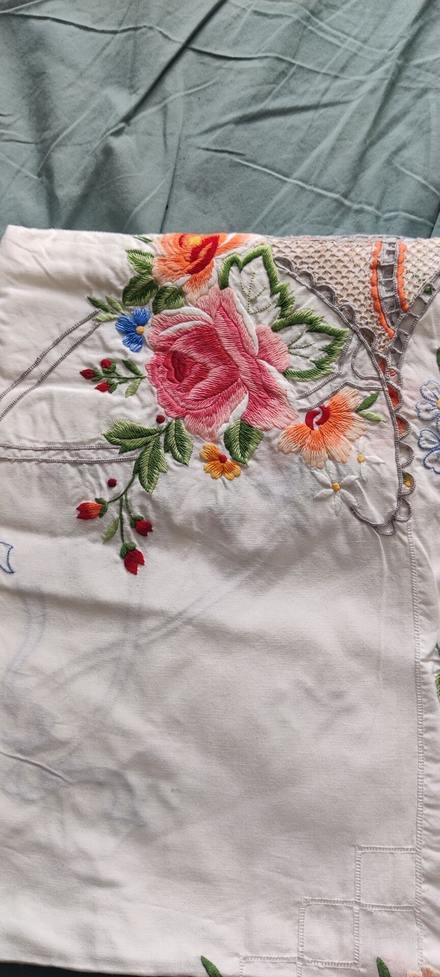 Embroidered tablecloth with its 12 napkins.