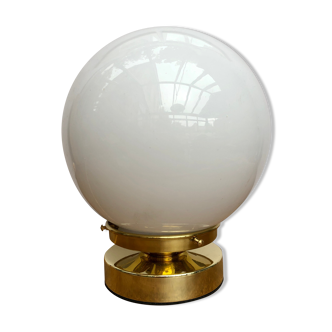 Lampe à poser globe vintage en opaline blanche