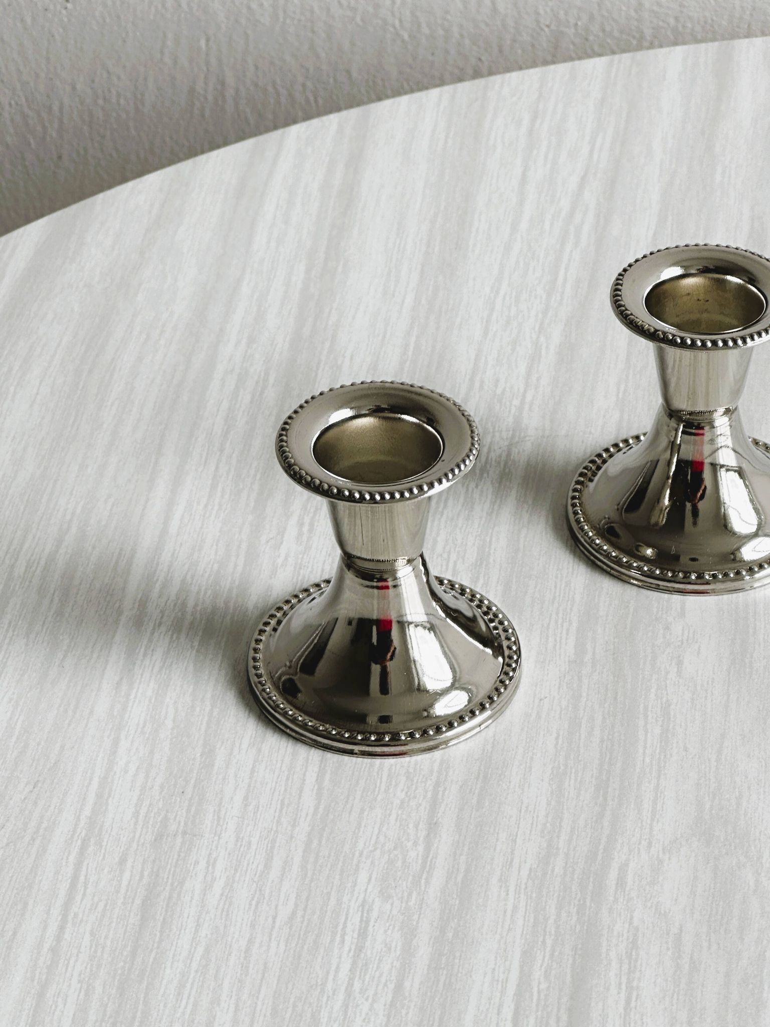 Paire de petits bougeoirs en métal léger
